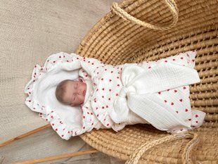 Мусліновий плед конверт рюші без утеплення дрібні червоні сердечка на молочному 455-15 фото